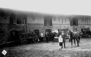 Pferde- und Viehstall. Die Kutschwagen hinten deuten auf ein Familienfest hin: Silberhochzeit von 1925.